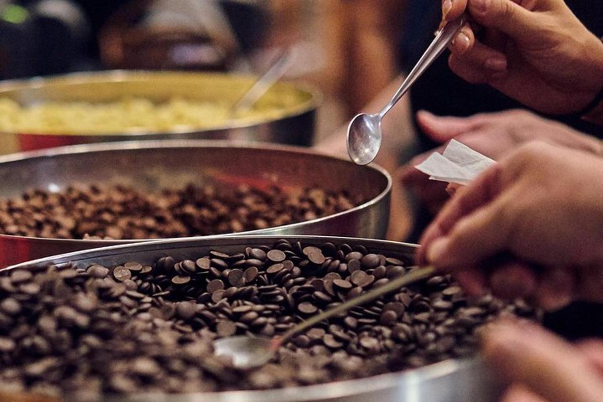 مجموعة من الأشخاص يمسكون بملعقة في وعاء من حبوب القهوة