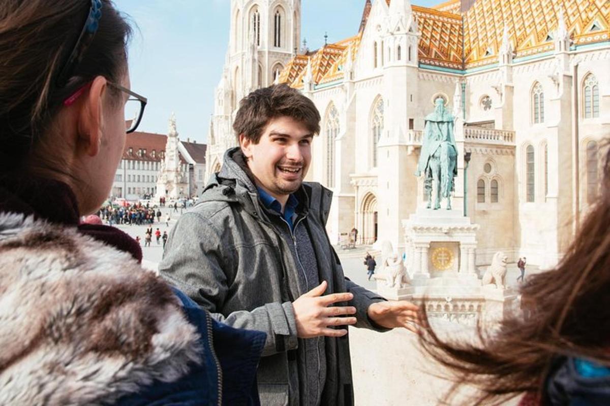moški se pogovarja s skupino ljudi pred stavbo