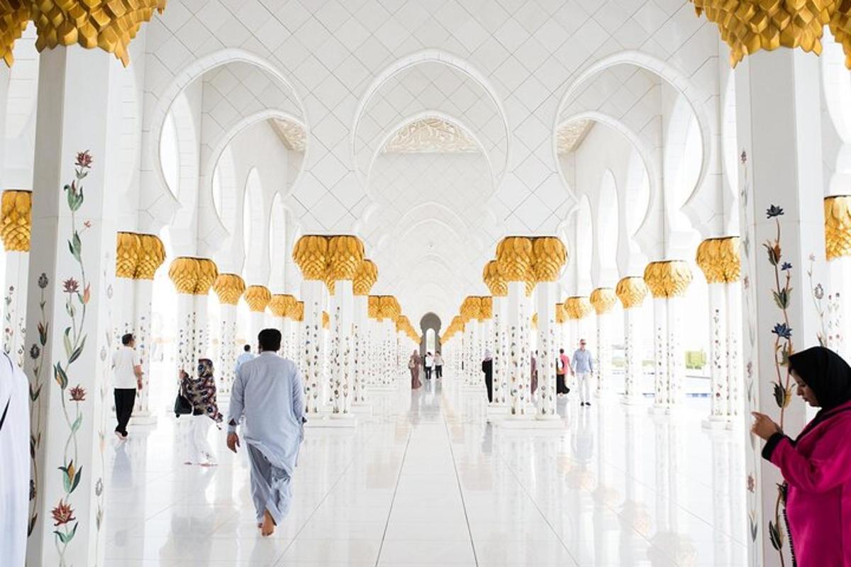 rendering masjid dengan orang berjalan di lorong