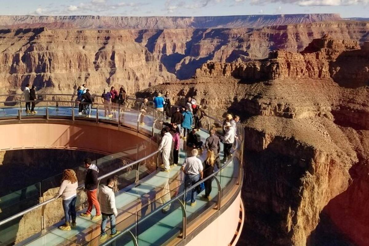 Lidé na vyhlídkové plošině u Grand Canyonu