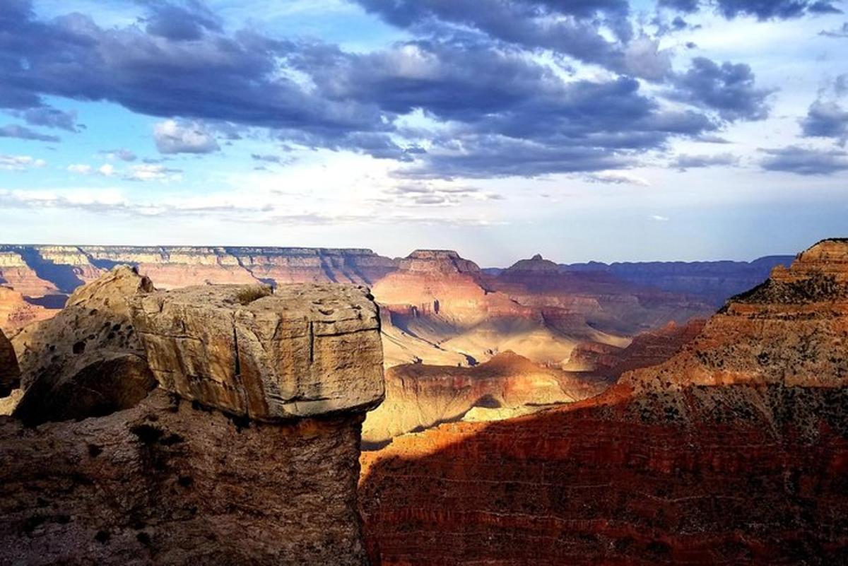Pohled na Grand Canyon pod zataženou oblohou