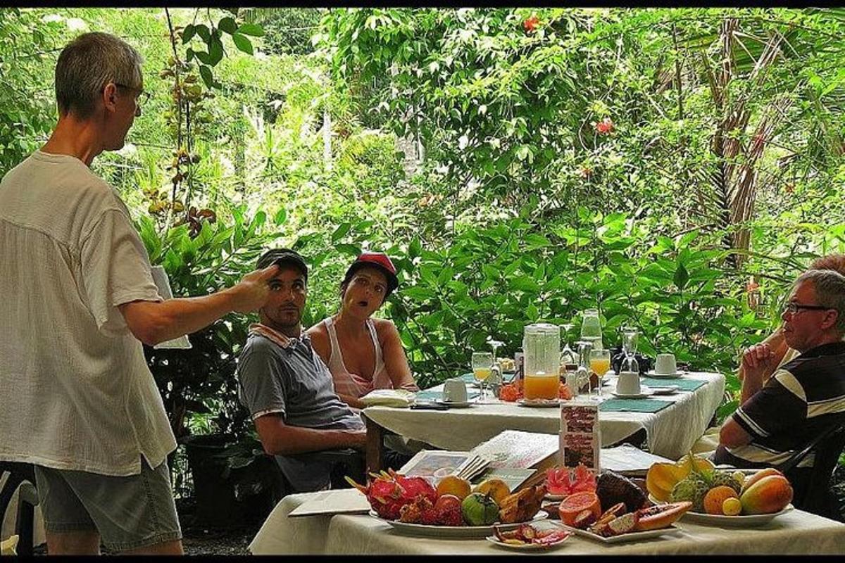 eine Gruppe von Menschen sitzt mit Essen an einem Tisch