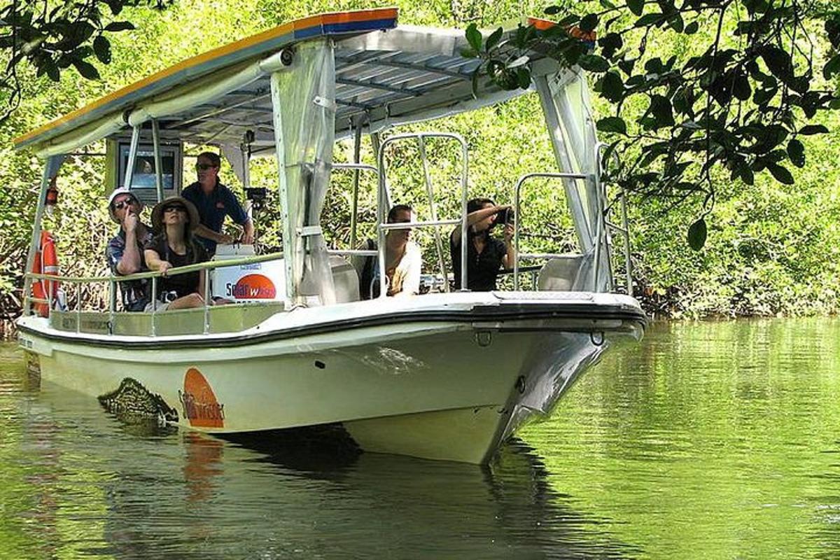 eine Gruppe von Menschen auf einem Boot im Wasser
