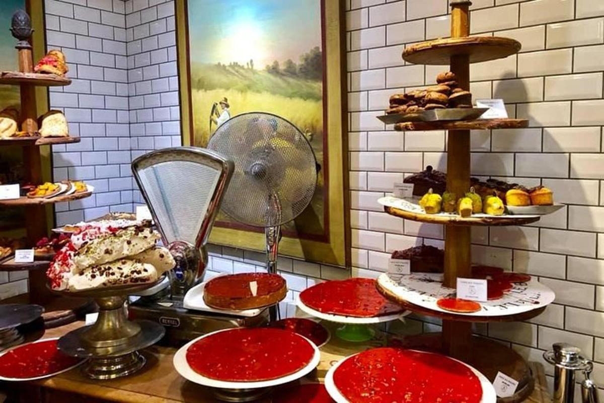 uma exposição de bolos e doces em uma padaria