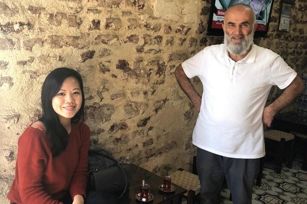 un uomo e una donna in piedi accanto a un muro