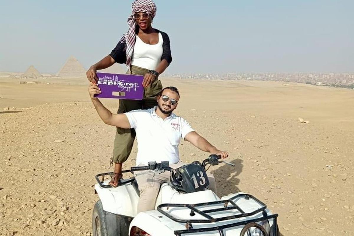 un homme soutenant une femme sur une moto dans le désert