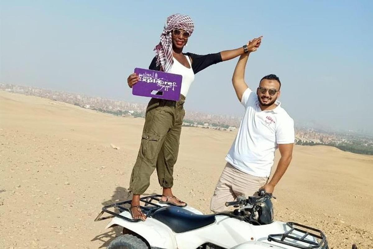 un homme et une femme debout sur un scooter
