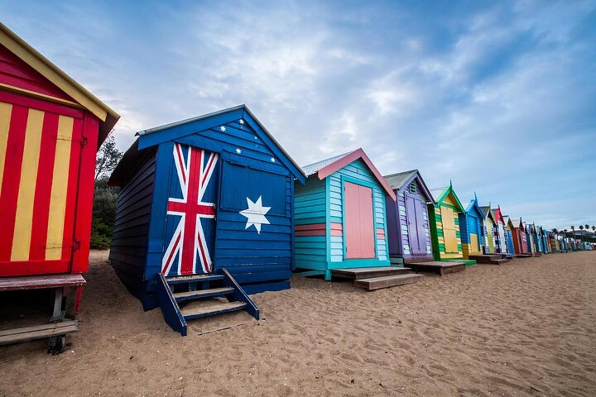 una fila di cabine colorate su una spiaggia