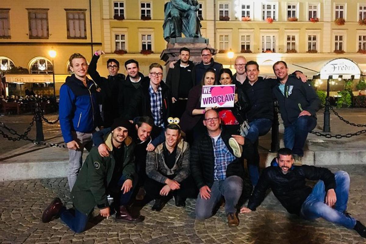 skupina lidí pózujících před sochou