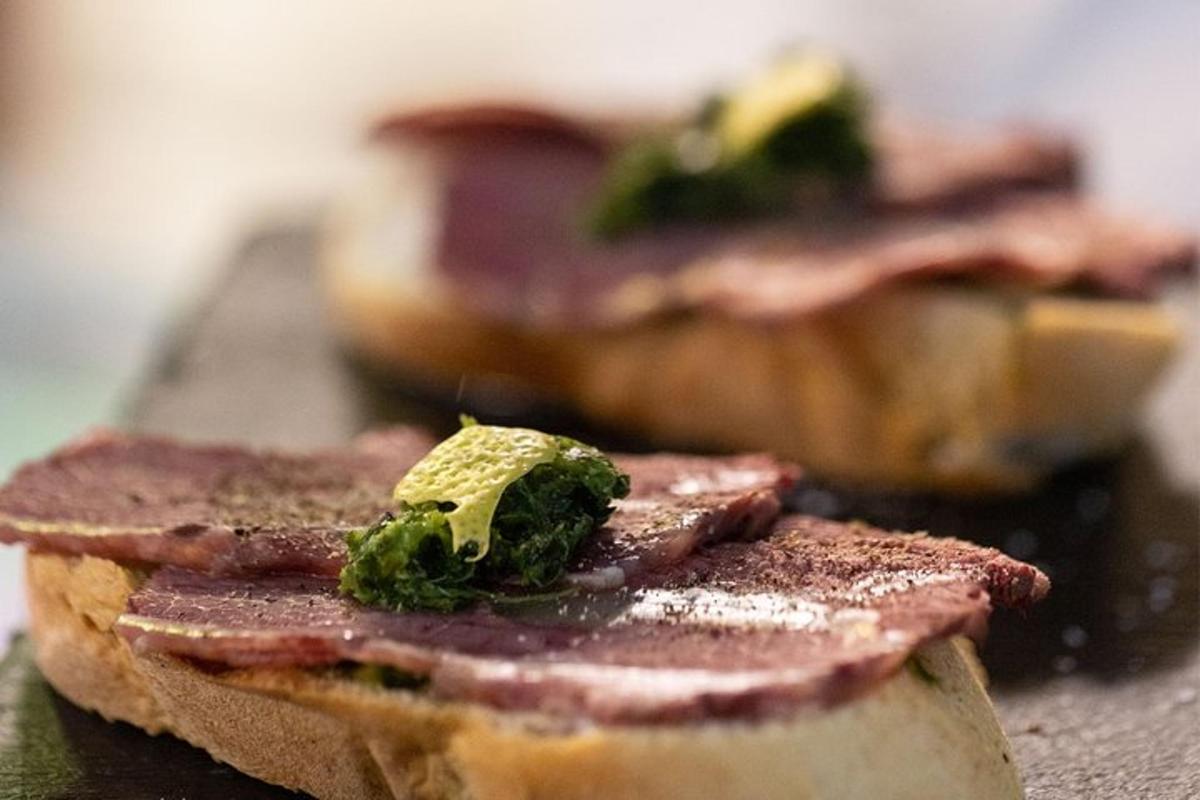 Un primer plano de un trozo de pan con brócoli encima.