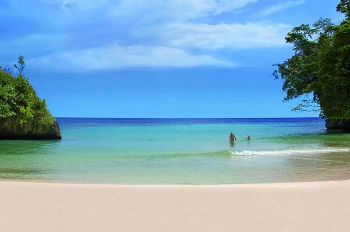 due persone che giocano nell'acqua su una spiaggia