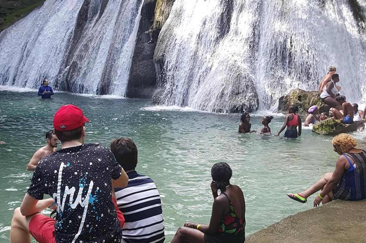 un gruppo di persone sedute davanti a una cascata