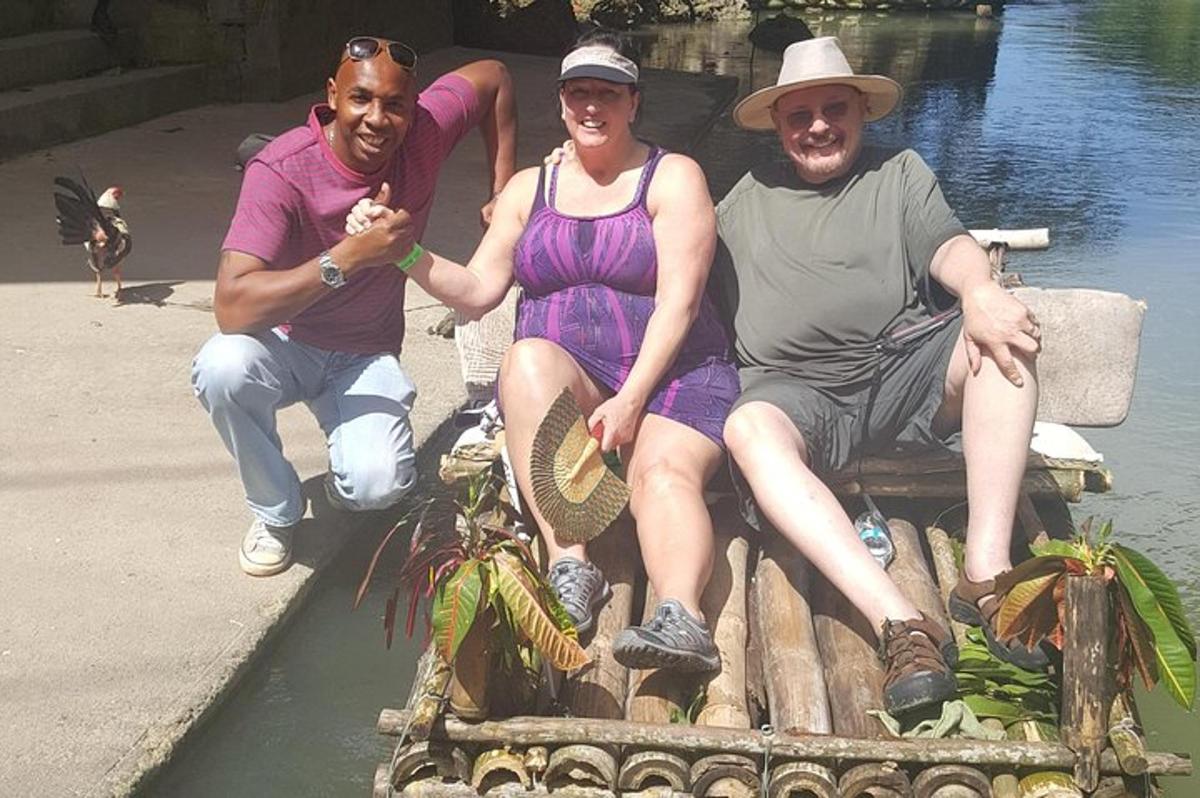 un gruppo di tre persone sedute su una zattera in acqua