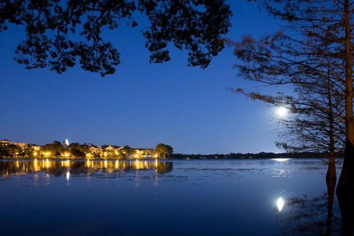 pohled na velké jezero v noci