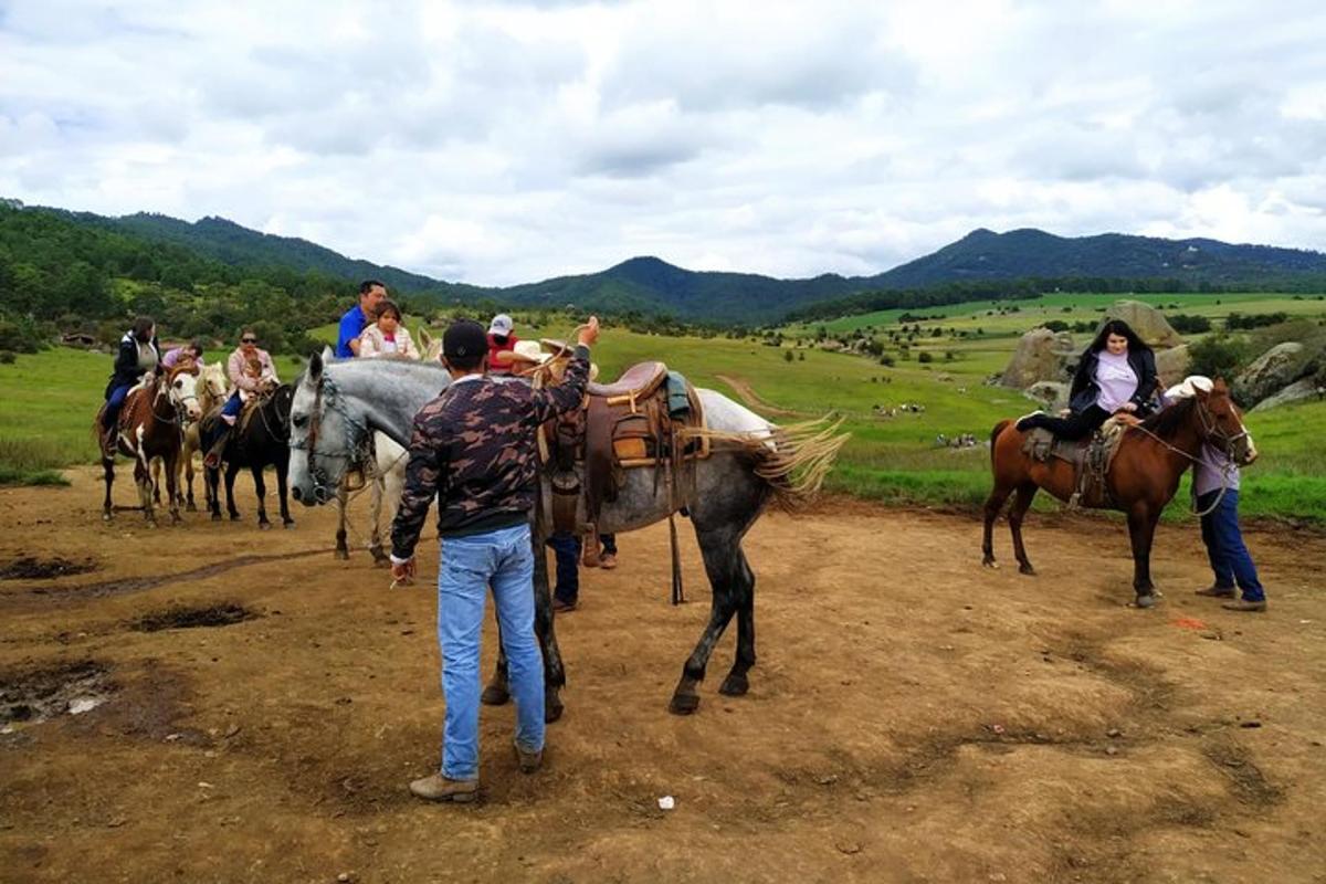 un gruppo di persone a cavallo in un campo