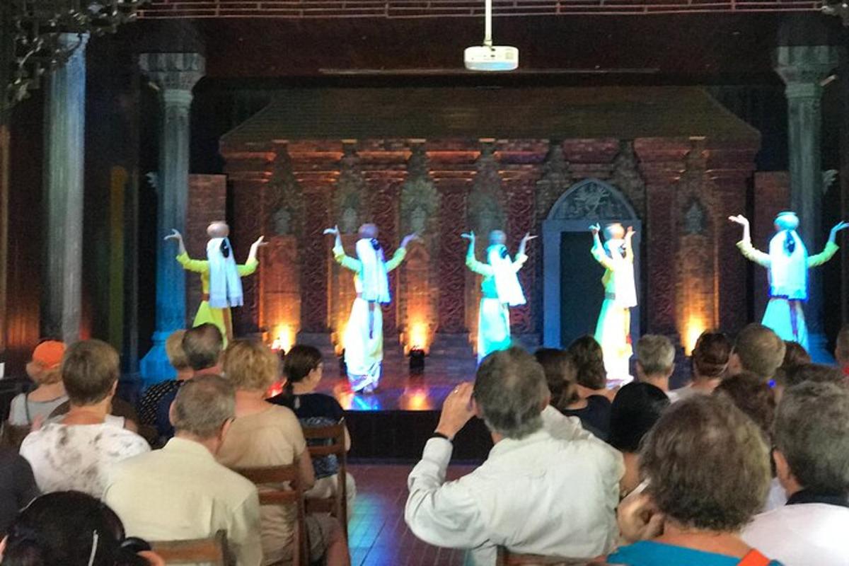 skupina lidí sledujících vystupující na pódiu