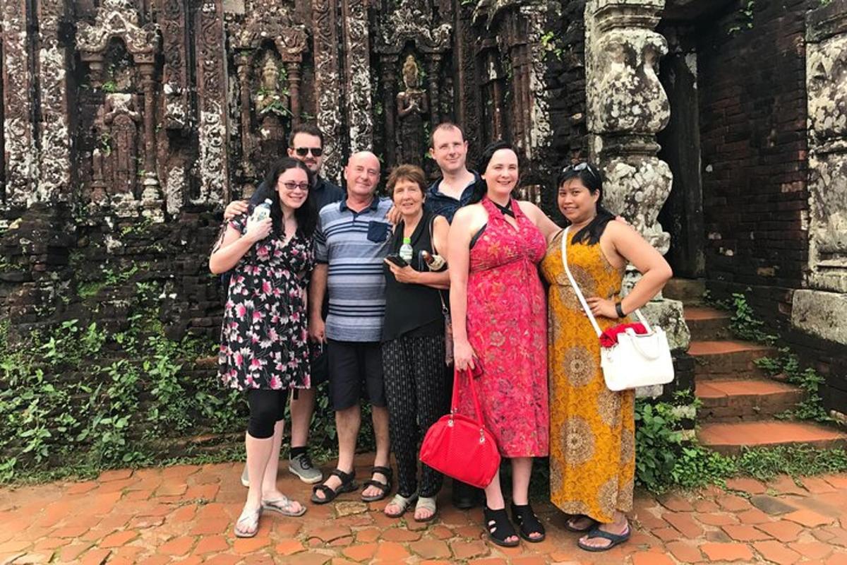 um grupo de pessoas posando para uma foto em frente a um prédio