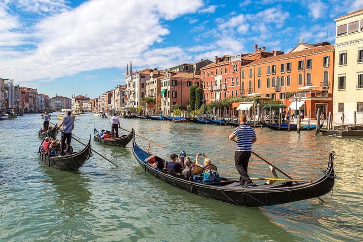 un gruppo di persone che viaggiano in gondola su un canale