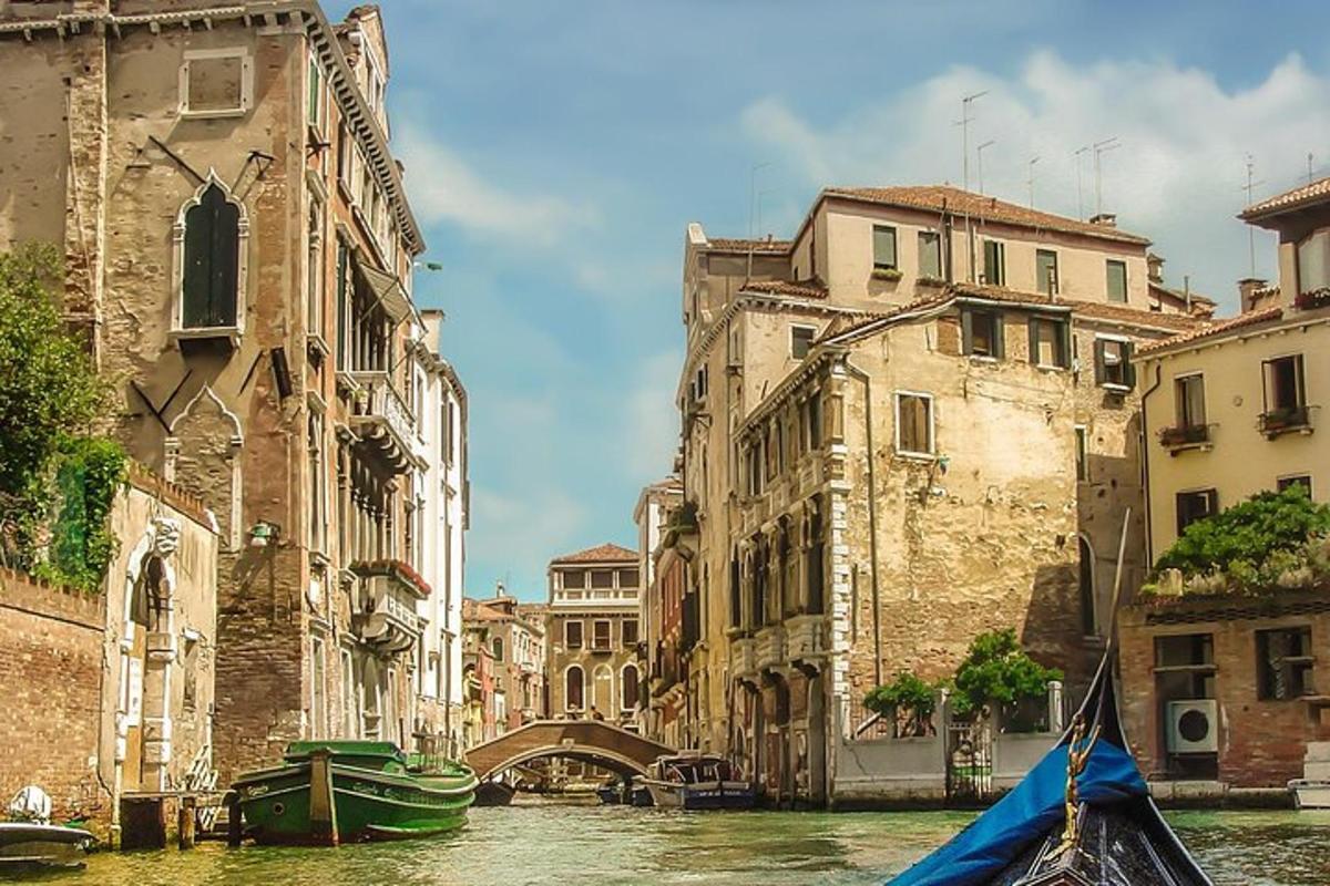 una gondola che percorre un canale in una città
