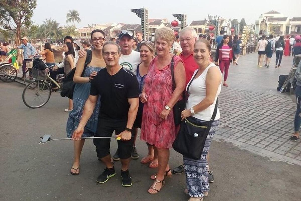 skupina lidí pózujících pro fotografii na ulici