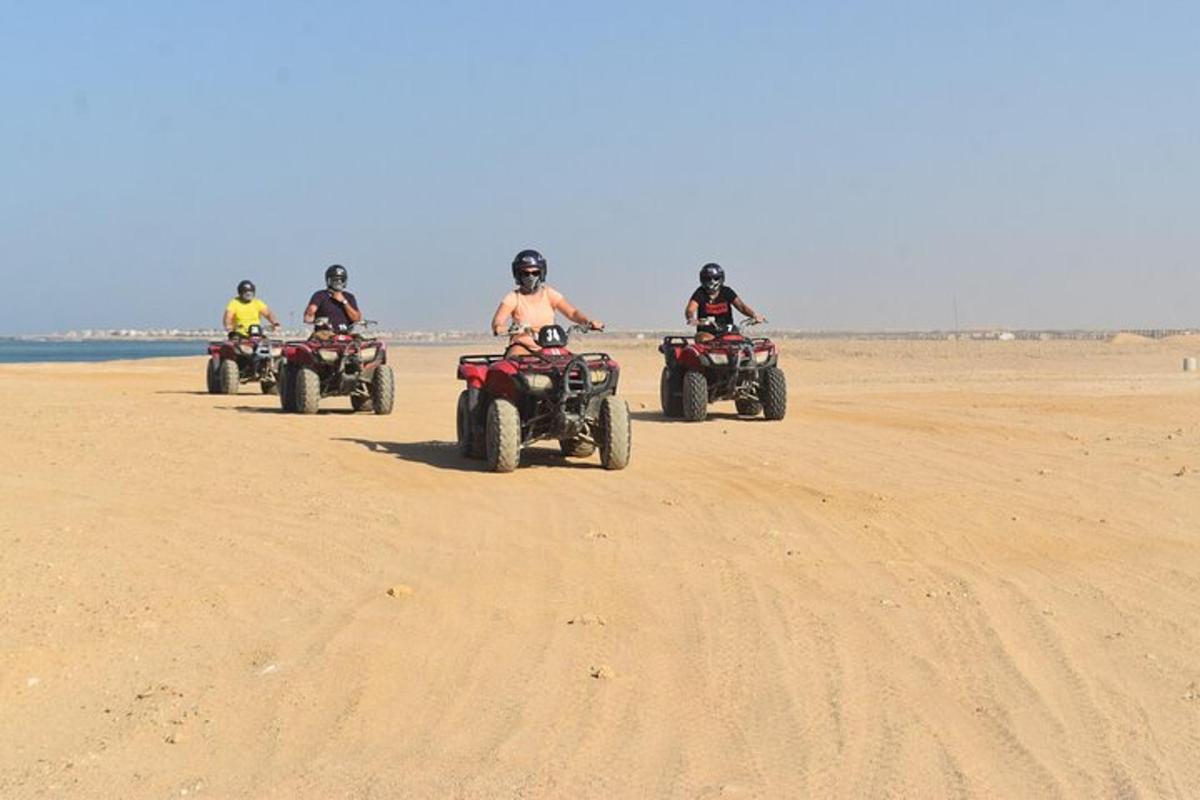 sekumpulan orang menunggang atv di pantai