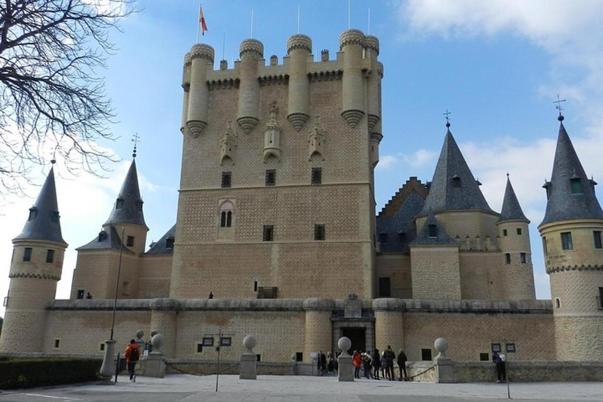 um grande castelo com torres e torres