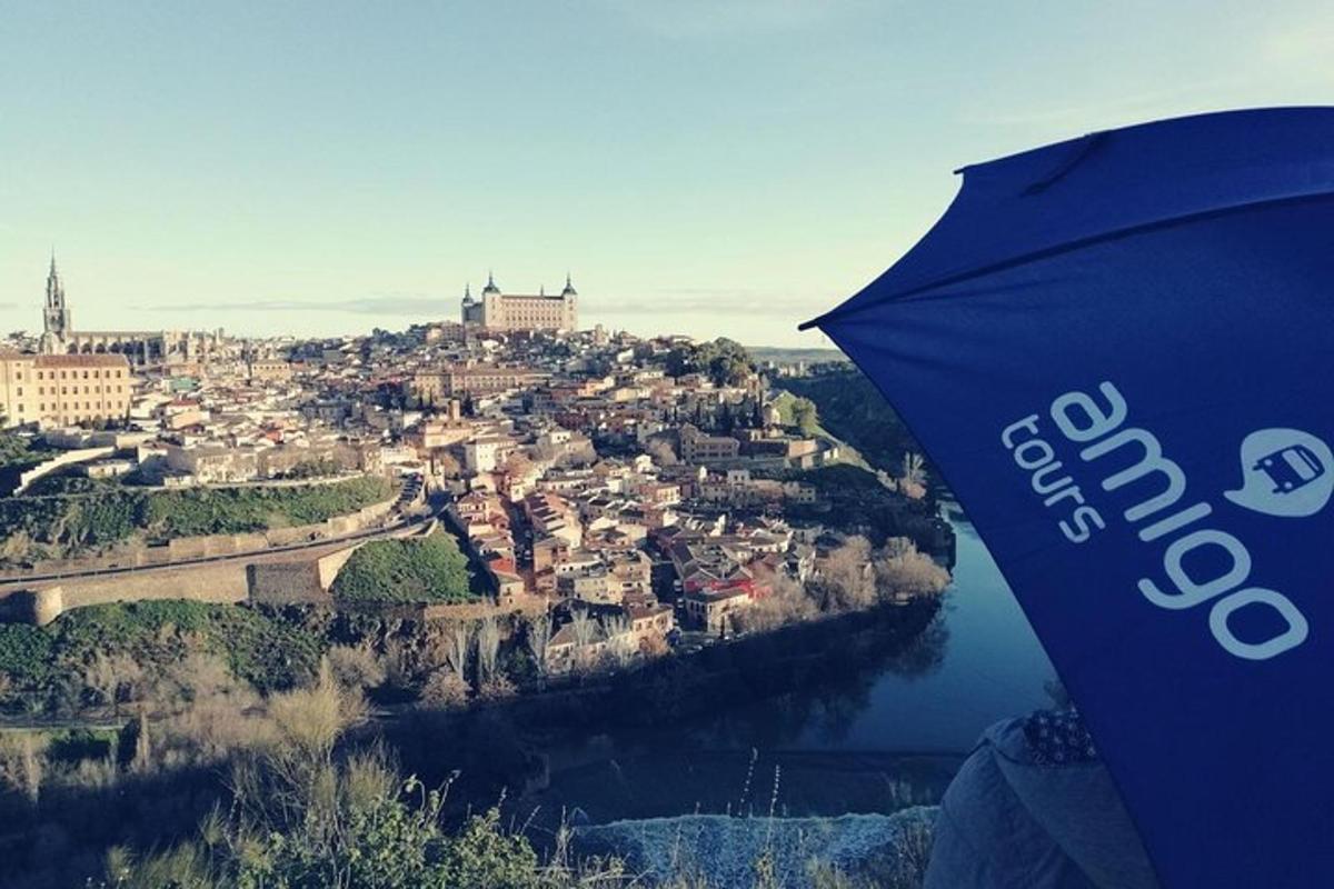 uma vista de uma cidade com um guarda-chuva