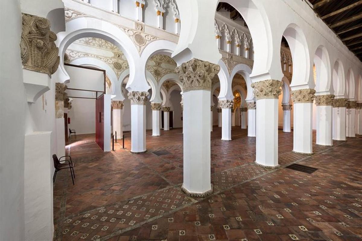 una grande stanza con colonne e soffitti bianchi