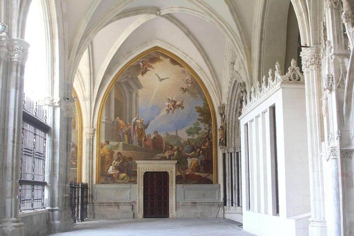 una grande stanza con un dipinto sul muro