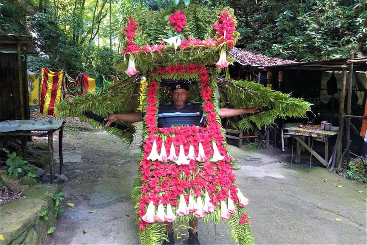 un bărbat poartă o ghirlandă de flori