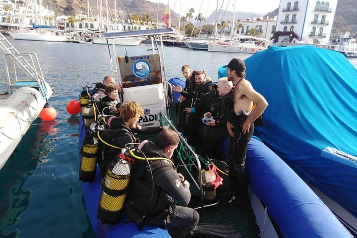 un grupo de personas en un barco en el agua