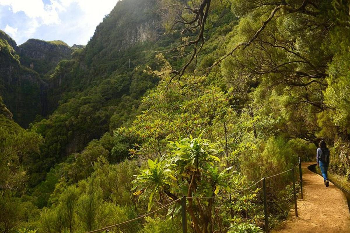 un uomo che cammina su un sentiero in montagna