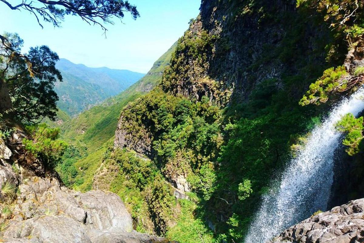 una cascata sul fianco di una montagna
