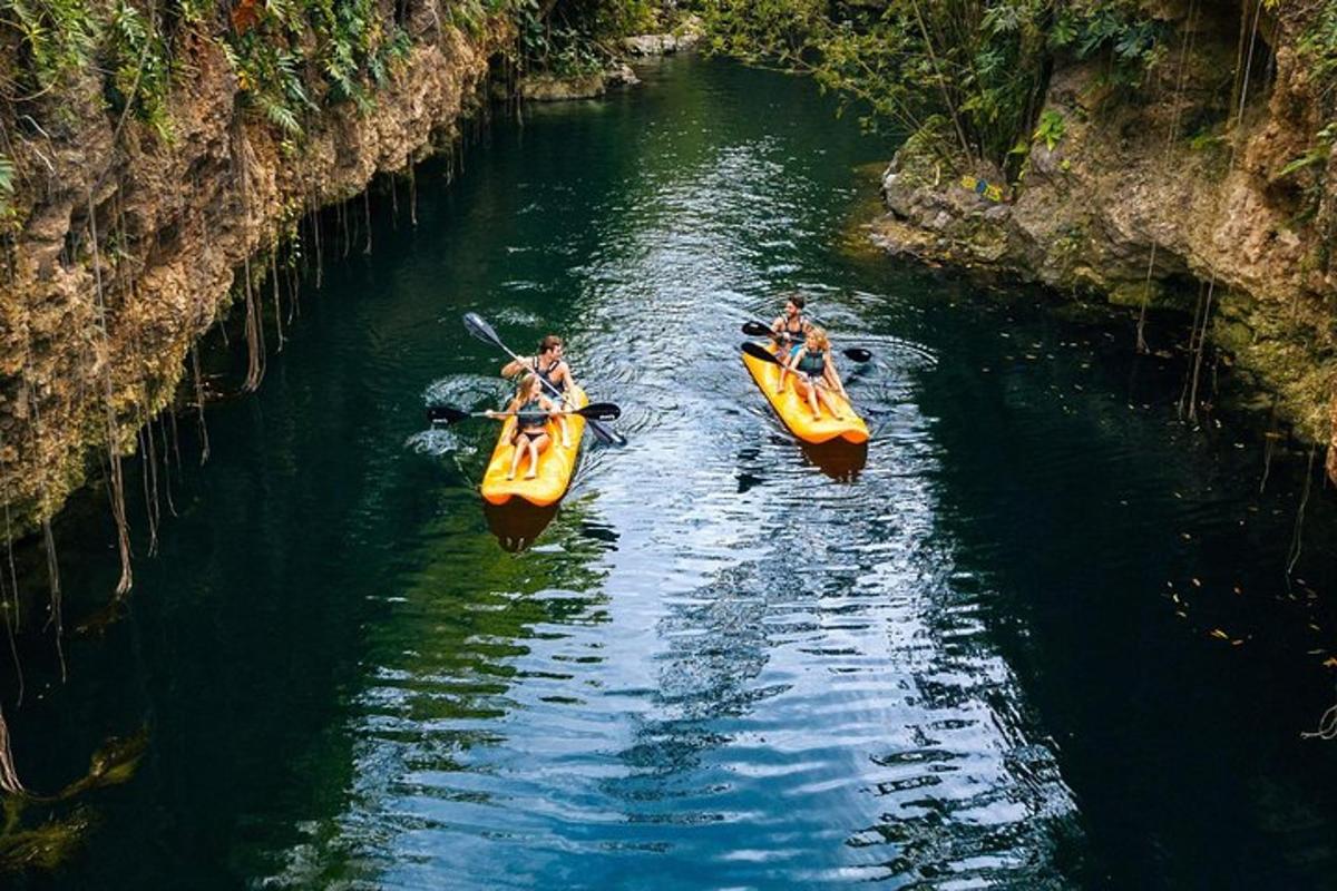 dua orang sedang berkayak di sungai