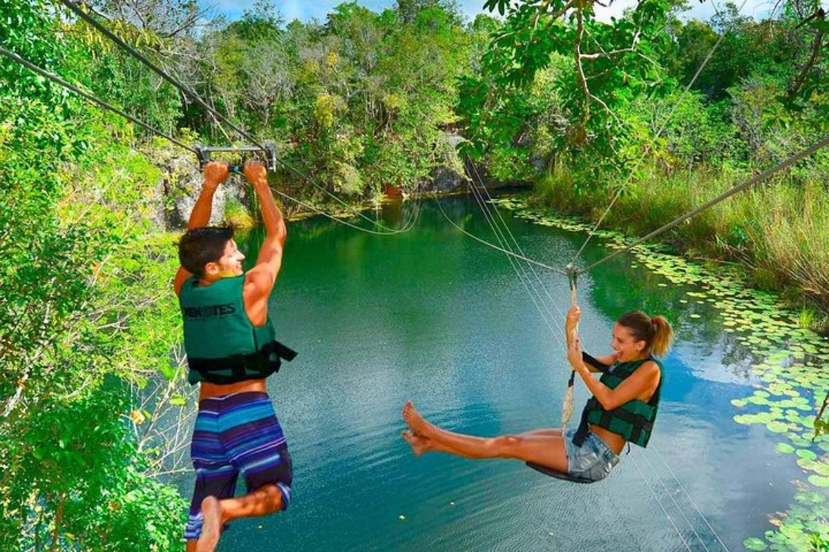 dua orang melompat ke sungai dengan zip line
