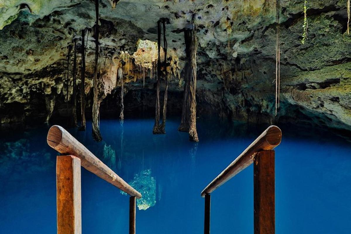 un bassal d'aigua blava en una cova