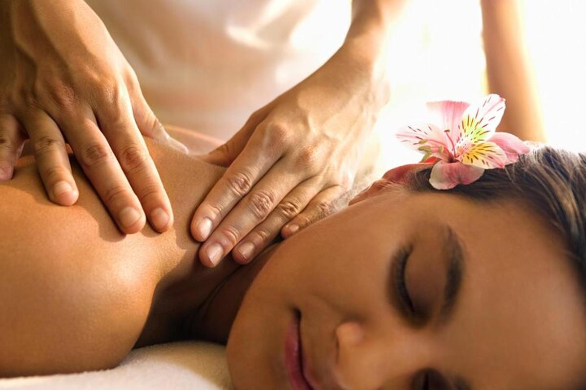 eine Frau, die von einem Therapeuten eine Massage bekommt
