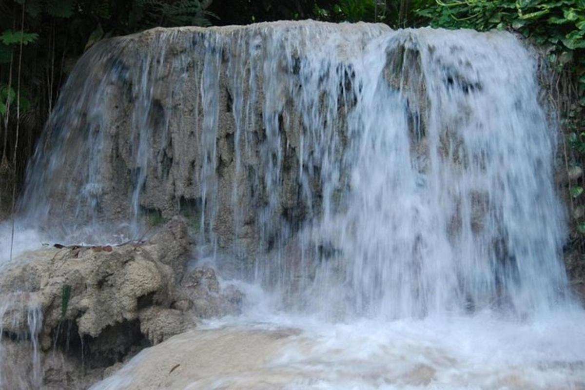 air terjun dengan air yang jatuh dari batu
