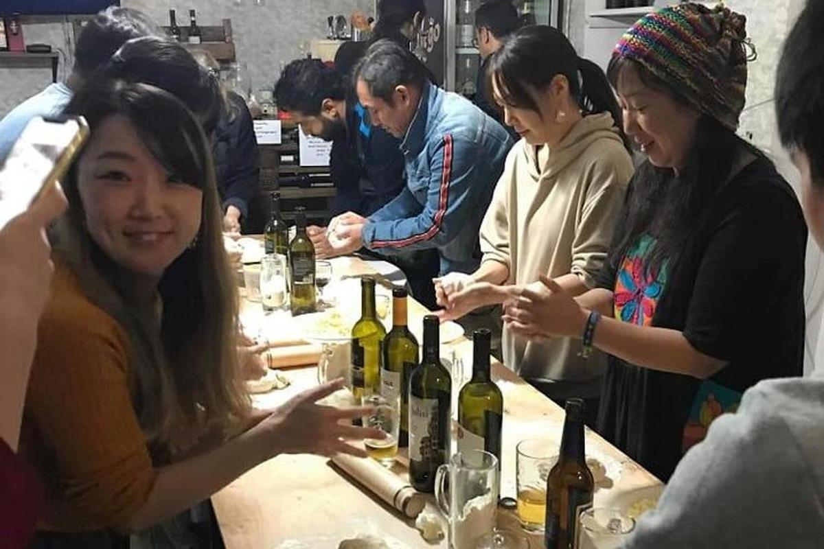 一群人站在酒吧周围，手里拿着酒瓶