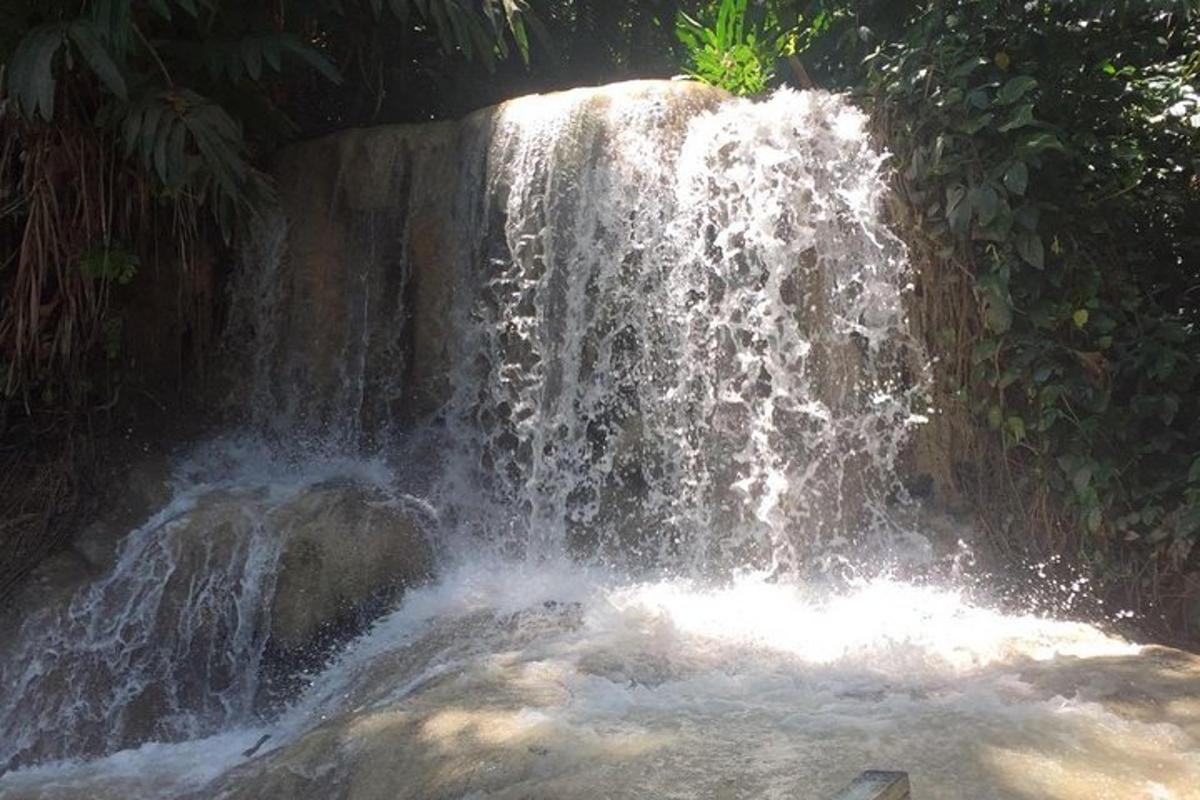 uma cachoeira no meio de uma poça d'água
