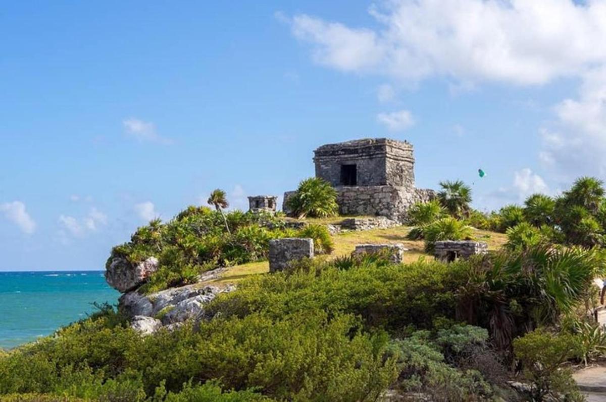 un vecchio edificio su una collina vicino all'oceano