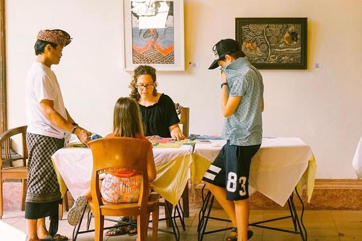 sekumpulan orang berdiri di sekeliling meja