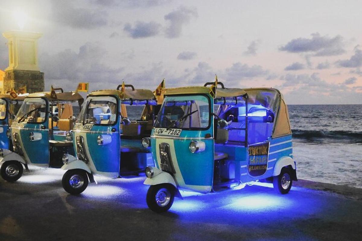 um grupo de três scooters estacionados na praia