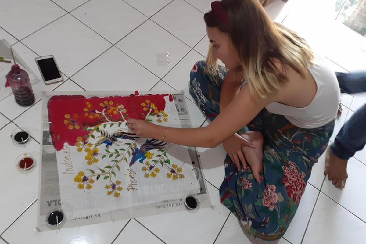žena sedící na podlaze a krájející dort