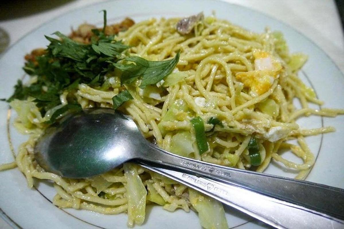 isang plato ng pasta na may kutsara sa ibabaw