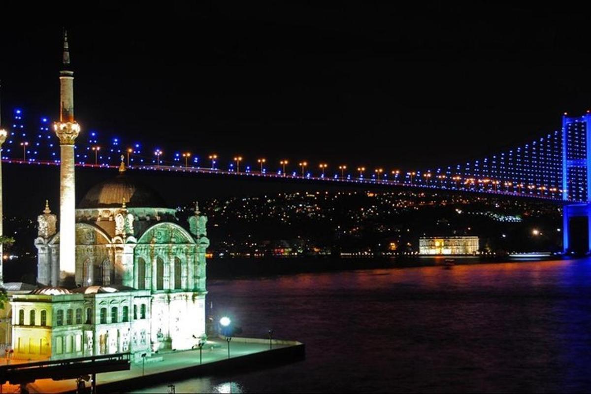 una vista di un ponte e di una moschea di notte