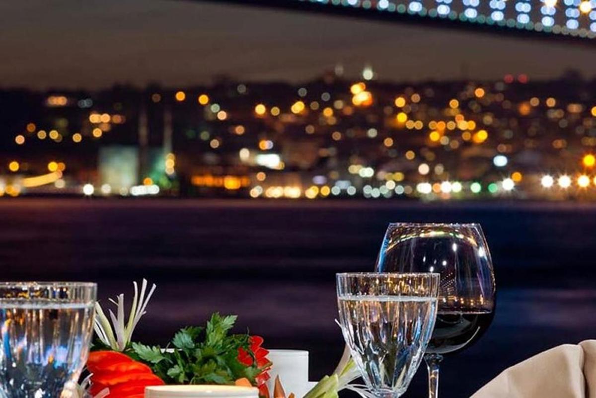 due bicchieri di vino seduti su un tavolo con vista