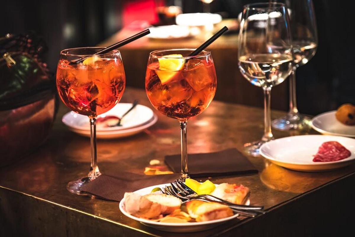uma mesa com três taças de vinho e pratos de comida