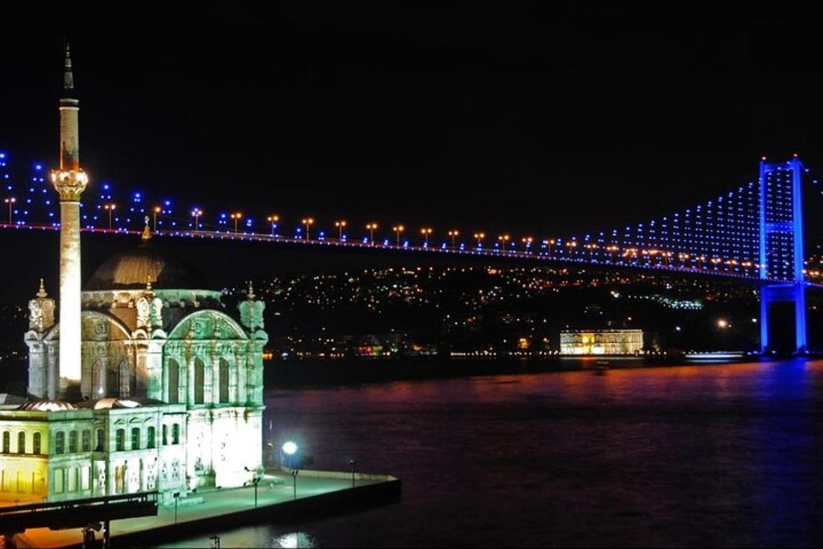 un ponte sull'acqua di notte con un edificio