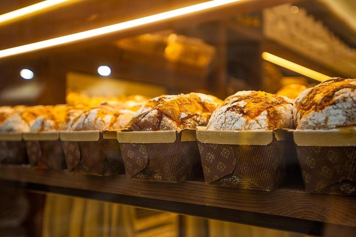 sekumpulan pastri yang dipamerkan di kedai roti